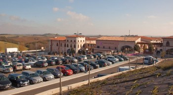 Nailloux village parking