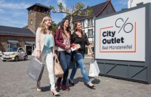 kapre Skygge Kriminel Outlet stores in Salomon | Outlet Malls